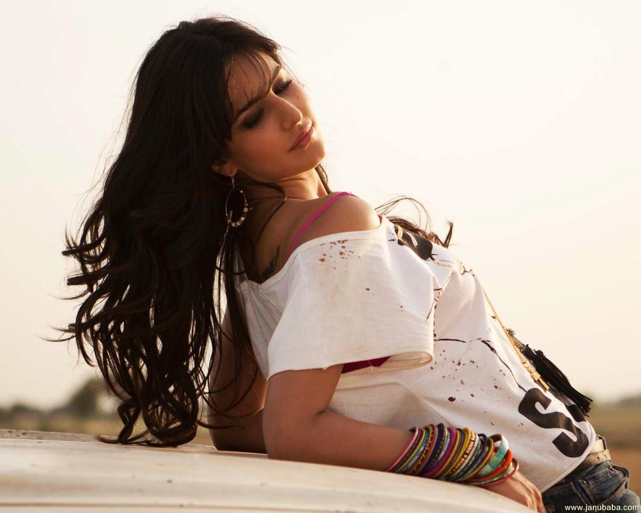 Katrina_Kaif_Indian_Bollywood_Wallpaper_eowez_janubaba%28com%29.jpg