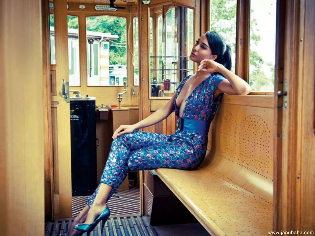 Lisa Haydon            by coolman