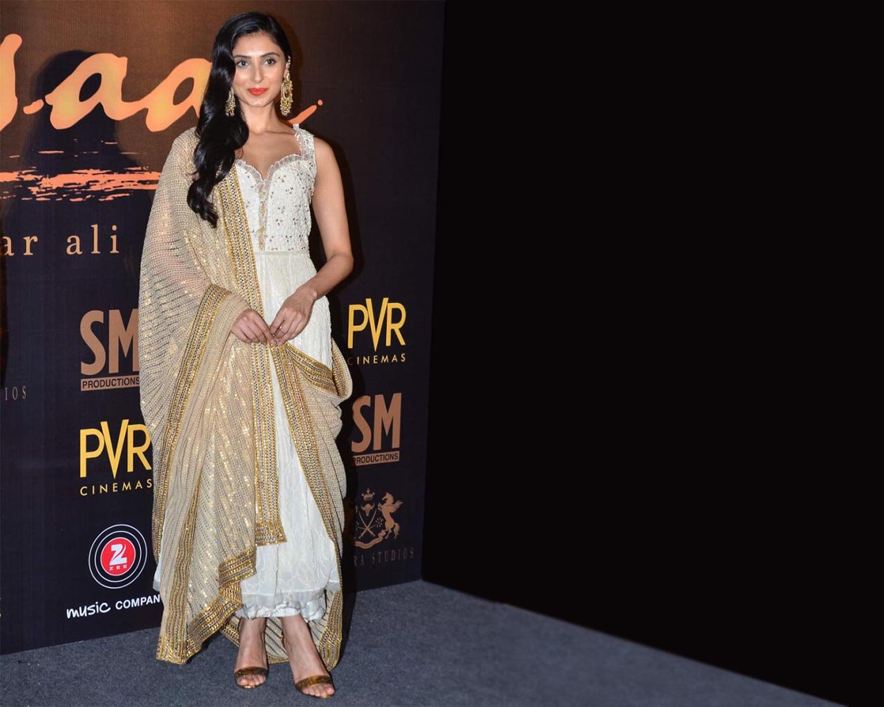 Pernia Qureshi              by coolman