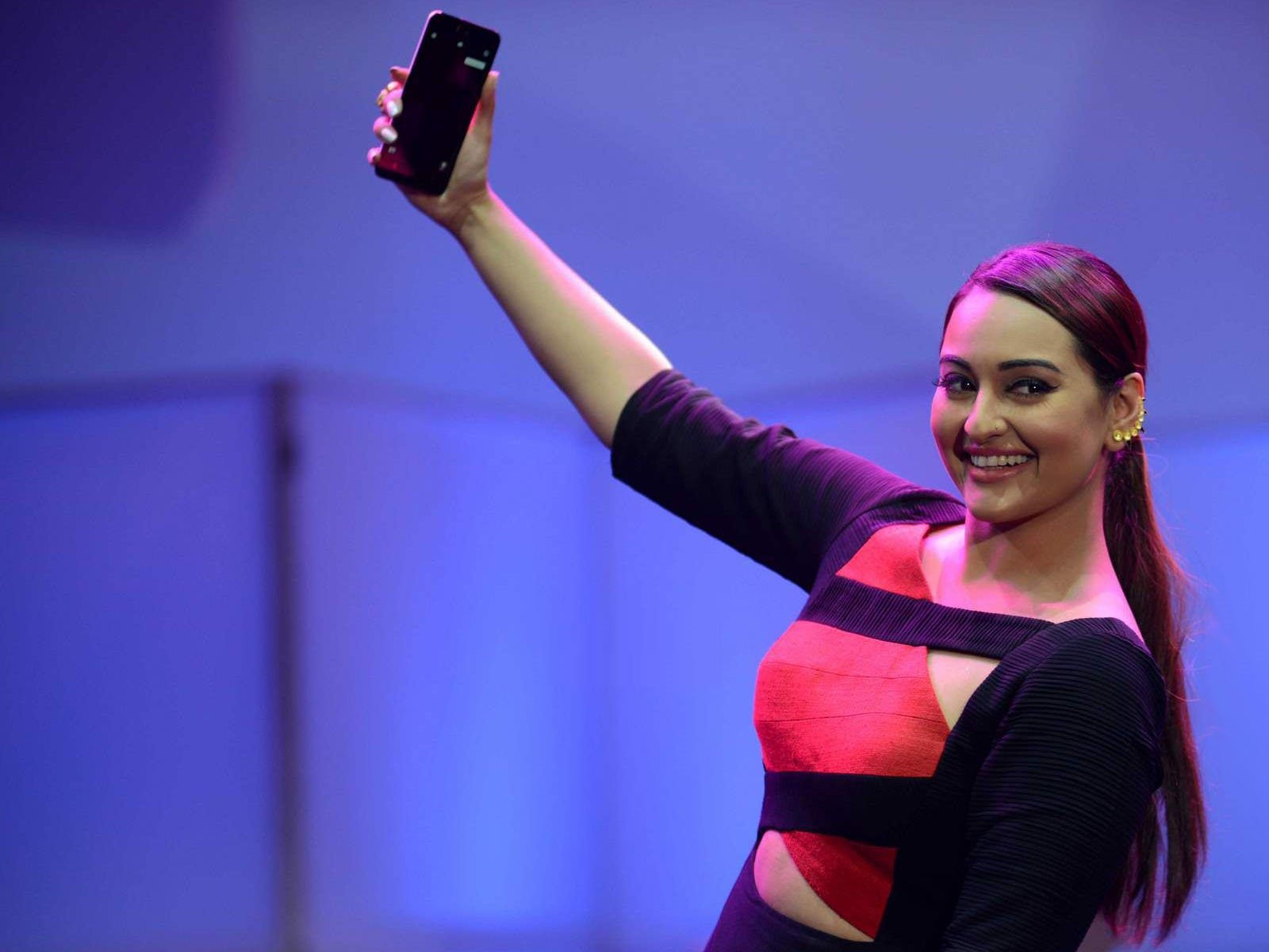 Sonakshi Sinha        by coolman
