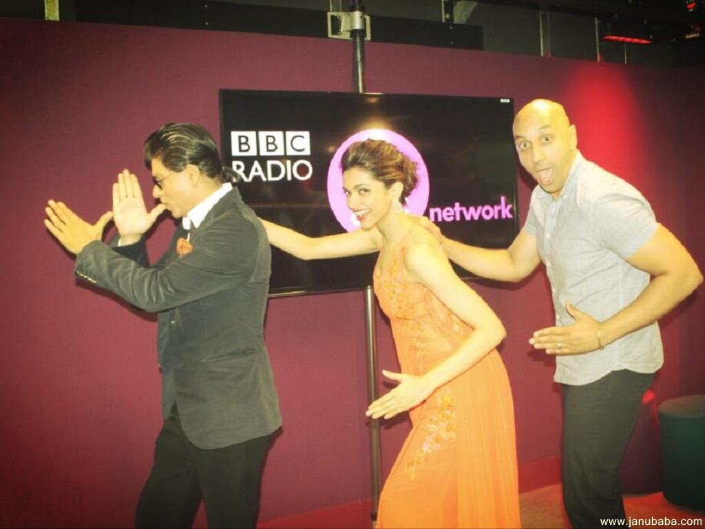 Shahrukh Khan with Deepika Paudkone