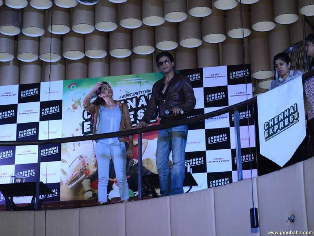 Shahrukh Khan with Deepika Paudkone