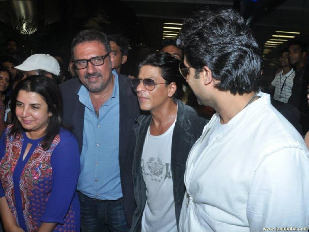 Shahrukh Khan with Farah Khan,Boman Irani and Abhishek Bachchan