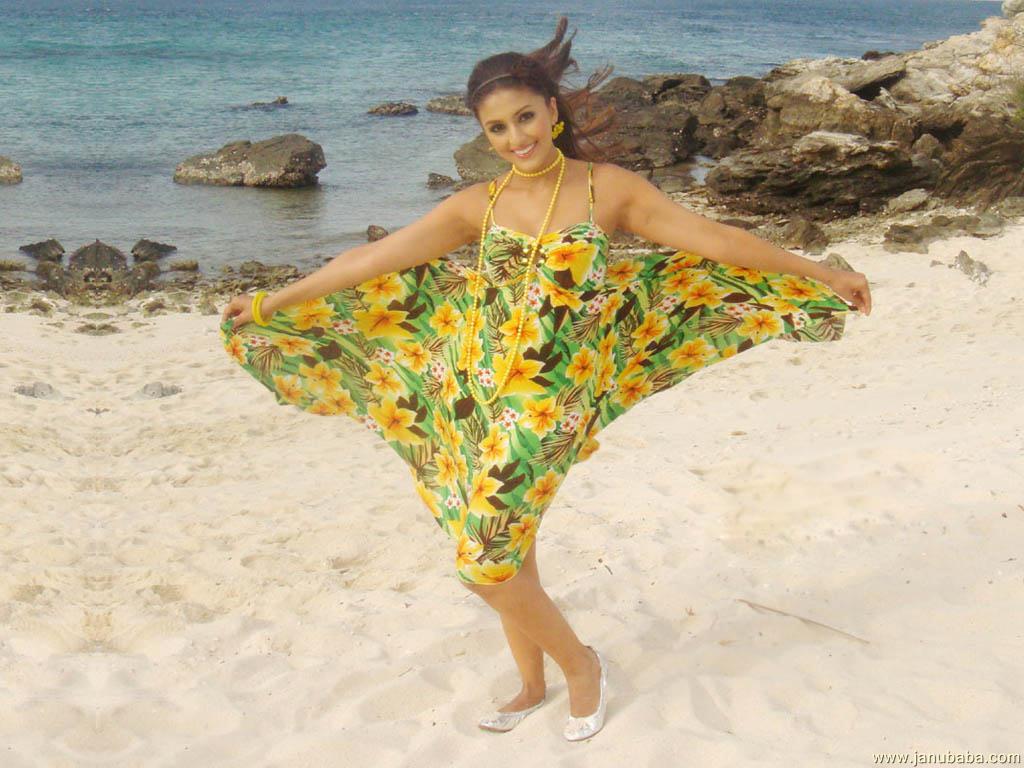 Aarti Chhabria              by coolman